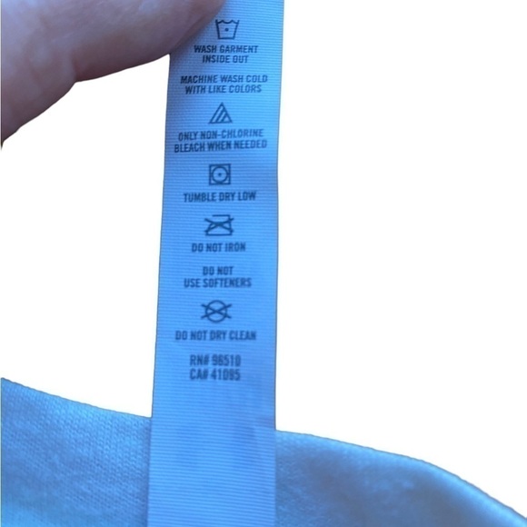 Under Armour Women's Short Sleeve Legacy East 33rd St. Crewneck. Size Medium - Picture 6 of 12